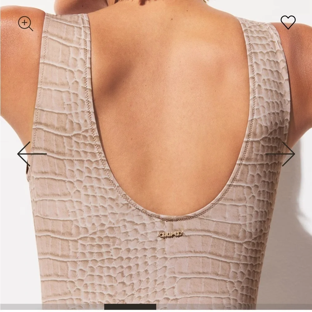 Sw13. Skims signature swim high neck one piece dune crocodile print 🐊 XS